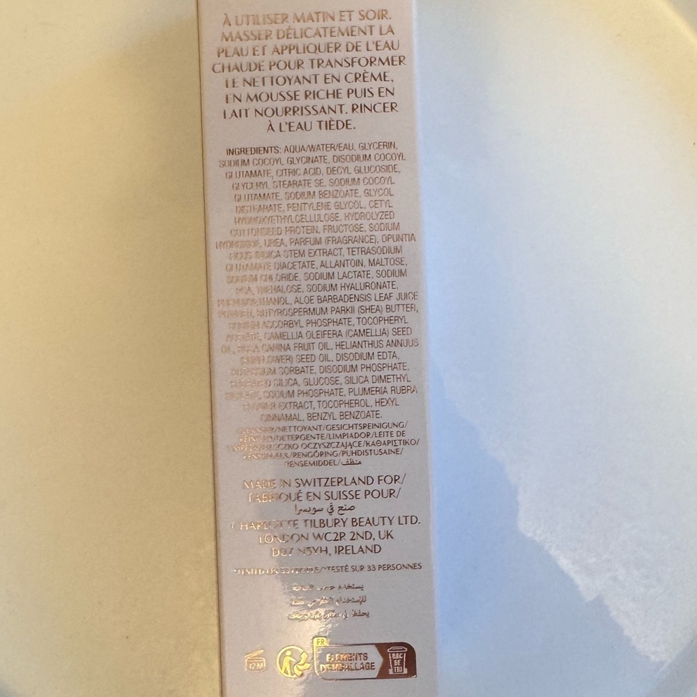 Charlotte Tilbury- Charlotte’s Magic Hydration Revival Cleanser - Picture 11 of 12